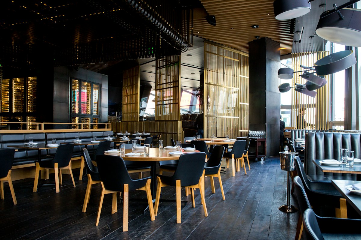 Intérieur chaleureux du restaurant