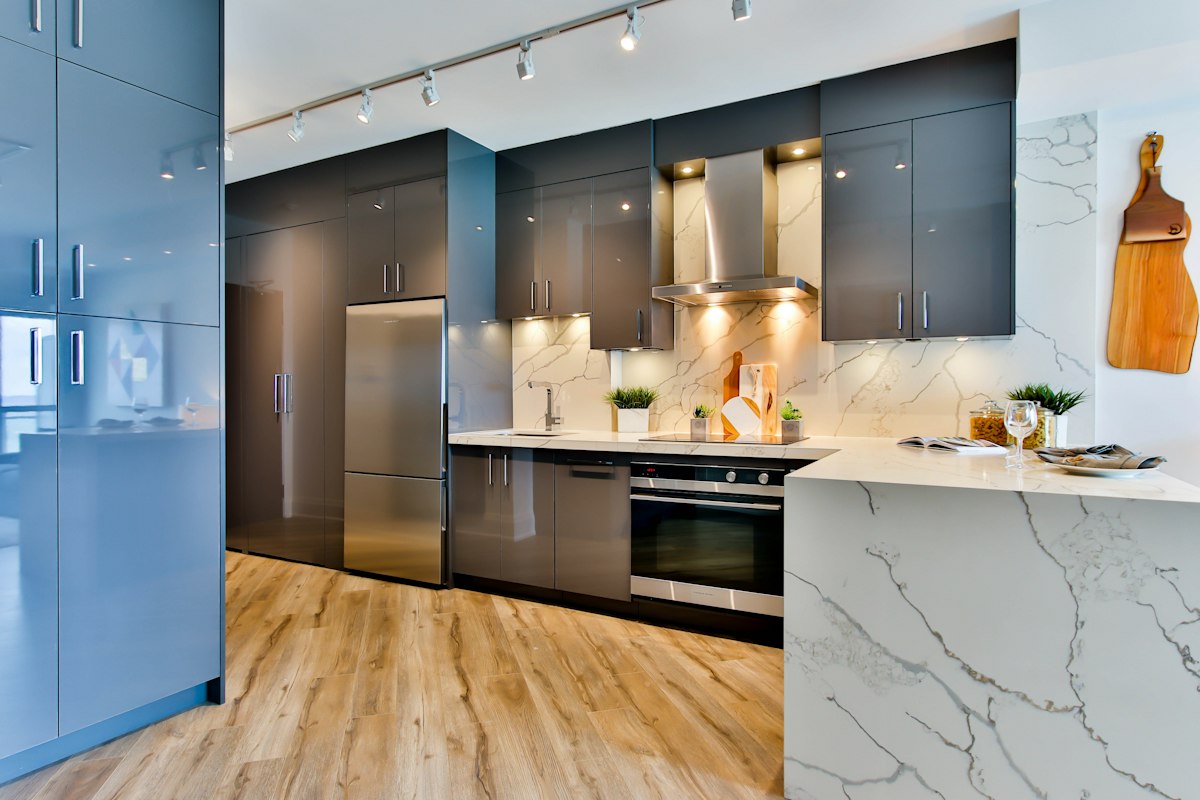 Cuisine rénovée, façades bleues et plan en quartz