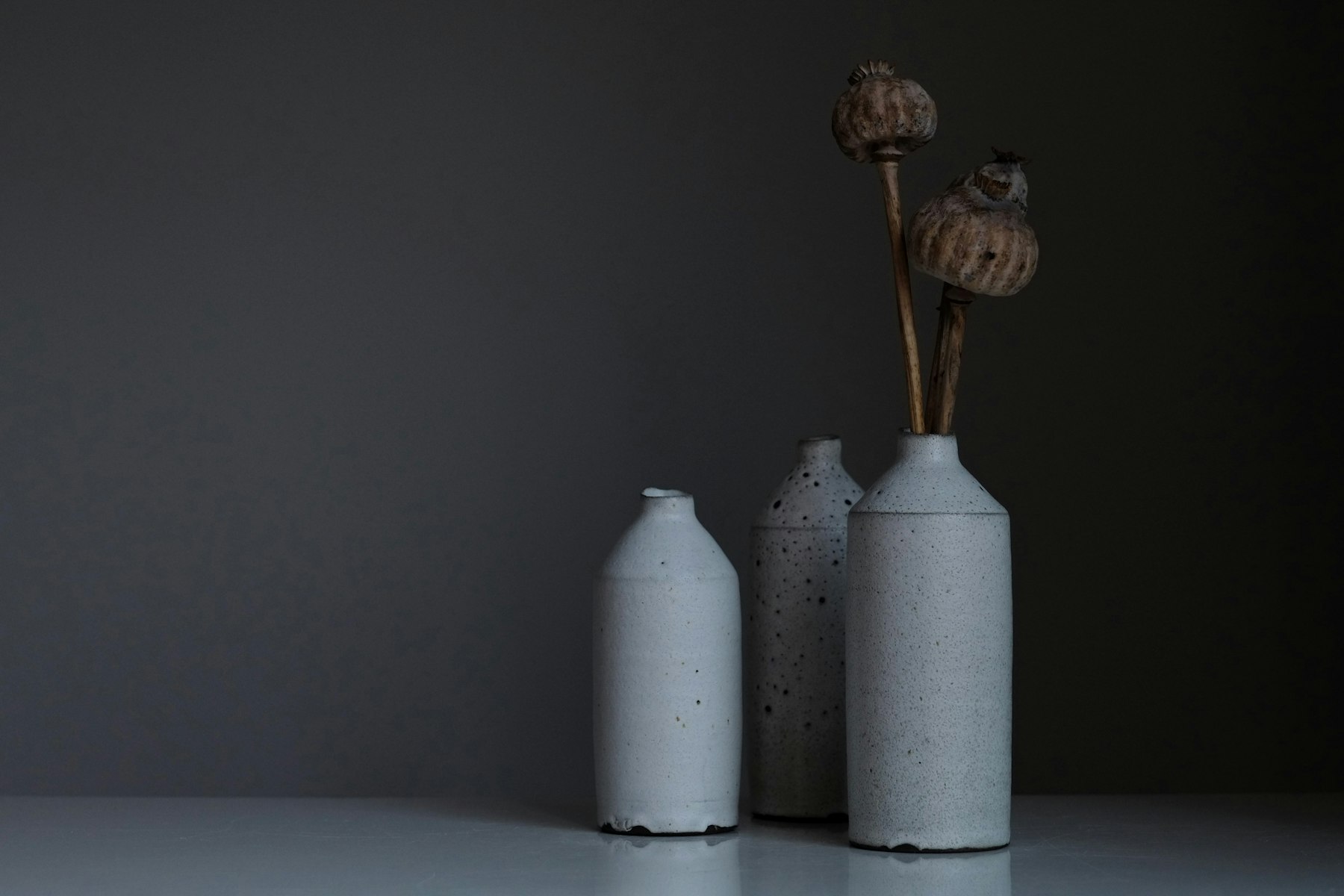 Vases en céramique mate sur fond sombre
